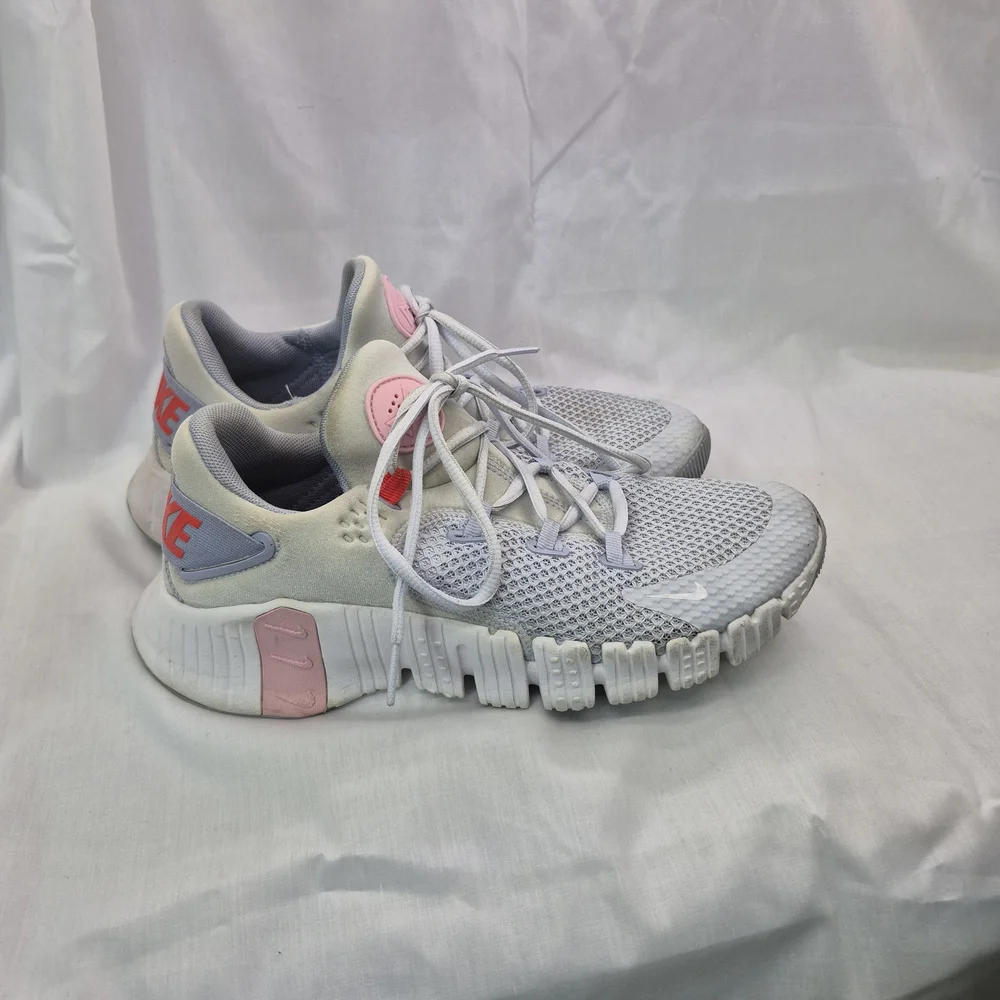 8.5 Nike Metcon‎ Athletic Shoes in Gray and Pink